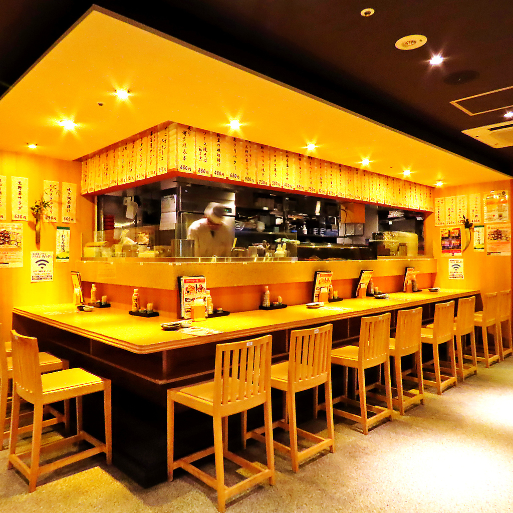 おひとり様～少人数でご利用いただけるカウンター席はやさしい照明で落ち着ける空間になっております