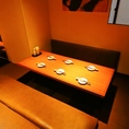大人の雰囲気がコンセプトの半個室は、お勤め先での宴会や気の合う仲間との飲み会にもおすすめです。当日利用できるコースもご用意しておりますので是非ご活用ください。ご予約やお問い合わせはお気軽に店舗までご連絡ください。