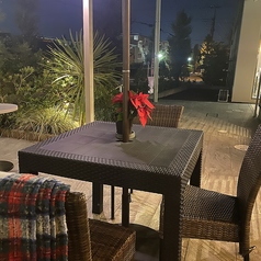 開放的にテラス席