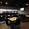 【貸切可能】結婚式二次会や大型イベント利用にもスムーズに対応いたします。店内全体を見渡せるオープンなフロア構成で、参加者全員で一体感のある賑やかな時間をお楽しみいただけます。大人数での集まりを盛り上げる設備も整っておりますので、幹事様も安心！特別なイベントの際もぜひお気軽にご相談ください。