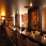 横並びで着席できる正方形に近い長方形型の店内。事前打ち合わせで席配置は自由に変更OK！