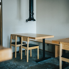 席間隔の広い4人掛けテーブル席が4つございます。