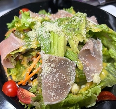 生ハムとアボカドのサラダ