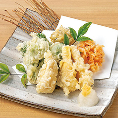 しらすと桜海老のかき揚げと旬菜の天布羅盛り合わせ