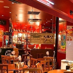 【丸テーブル席（3名様×5卓）】オープンな雰囲気で開放感◎エントランス近くの丸テーブル席は3名様用を5卓ご用意。地下通路に面したオープンな雰囲気で、ワイワイ楽しく飲むのが好きな方におすすめです！