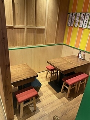 店内はレトロな色使いで明るく居心地の良さが自慢です◎