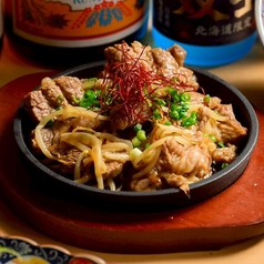 漬け込みラム肉の熱々鉄板ジンギスカン仕立て