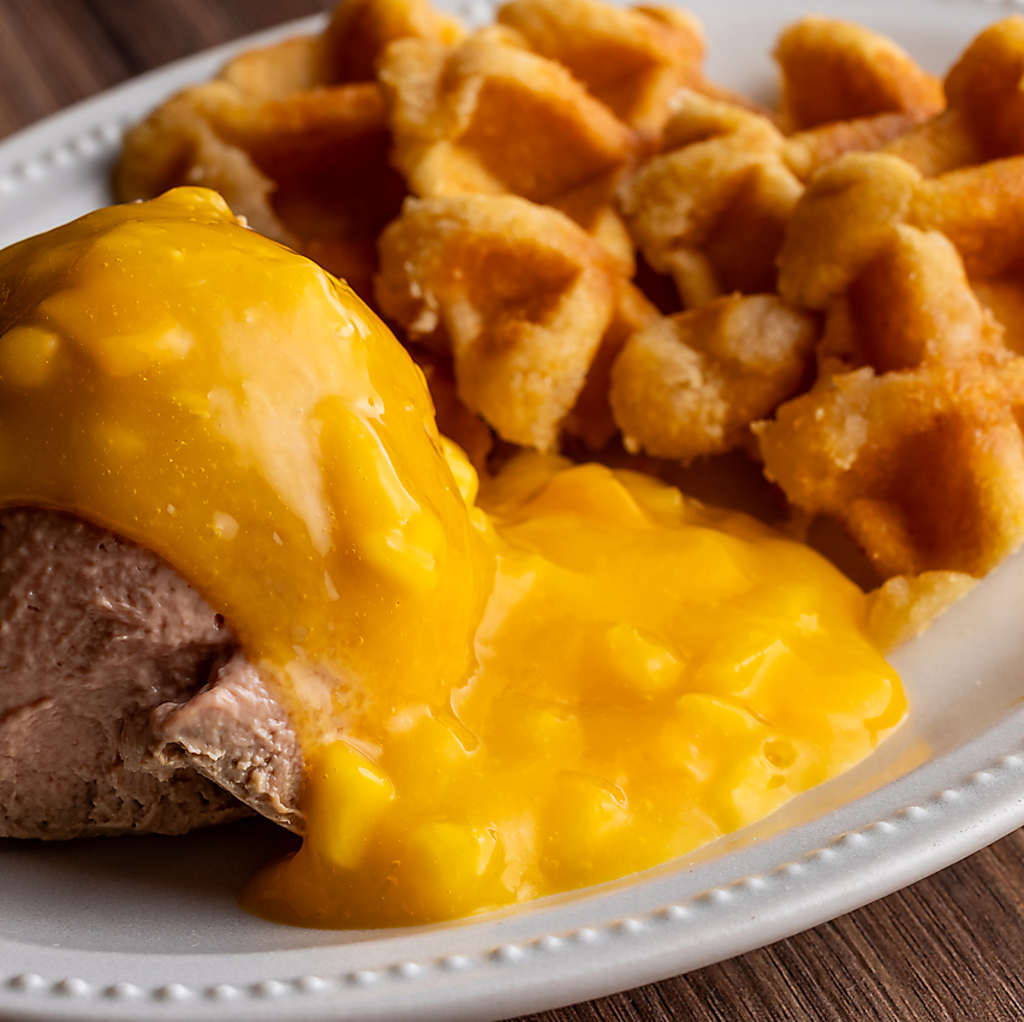 鶏白レバームースとベルギーワッフル～マンゴーソース～絶対に赤ワインが飲みたくなる自慢の逸品♪