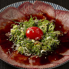 牛たん刺し　真っ赤卵のユッケ風