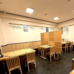 4名掛け×2台、2名掛け×2台、コネクティング可能で最大12名様までご利用いただけます(※5名様以上でご来店の際はお早めにご予約いただけますと確実です※お席のご指定は承れませんので予めご了承ください)