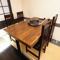 2階/テーブル4名掛けは全席連携可能！宴会や大人数での会食にどうぞ。