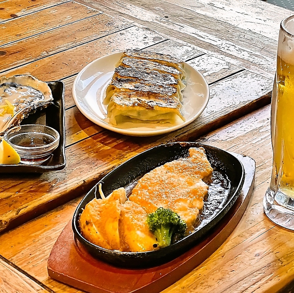 各種お食事メニューあり！もつ煮や餃子などの自慢のこだわりメニューを取り揃えています！海鮮もgood