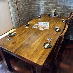 【テーブル席】6名様×1席 会社帰りのお食事や小規模宴会に最適。みんなで料理を囲んで楽しめる6名様向けのお席です。