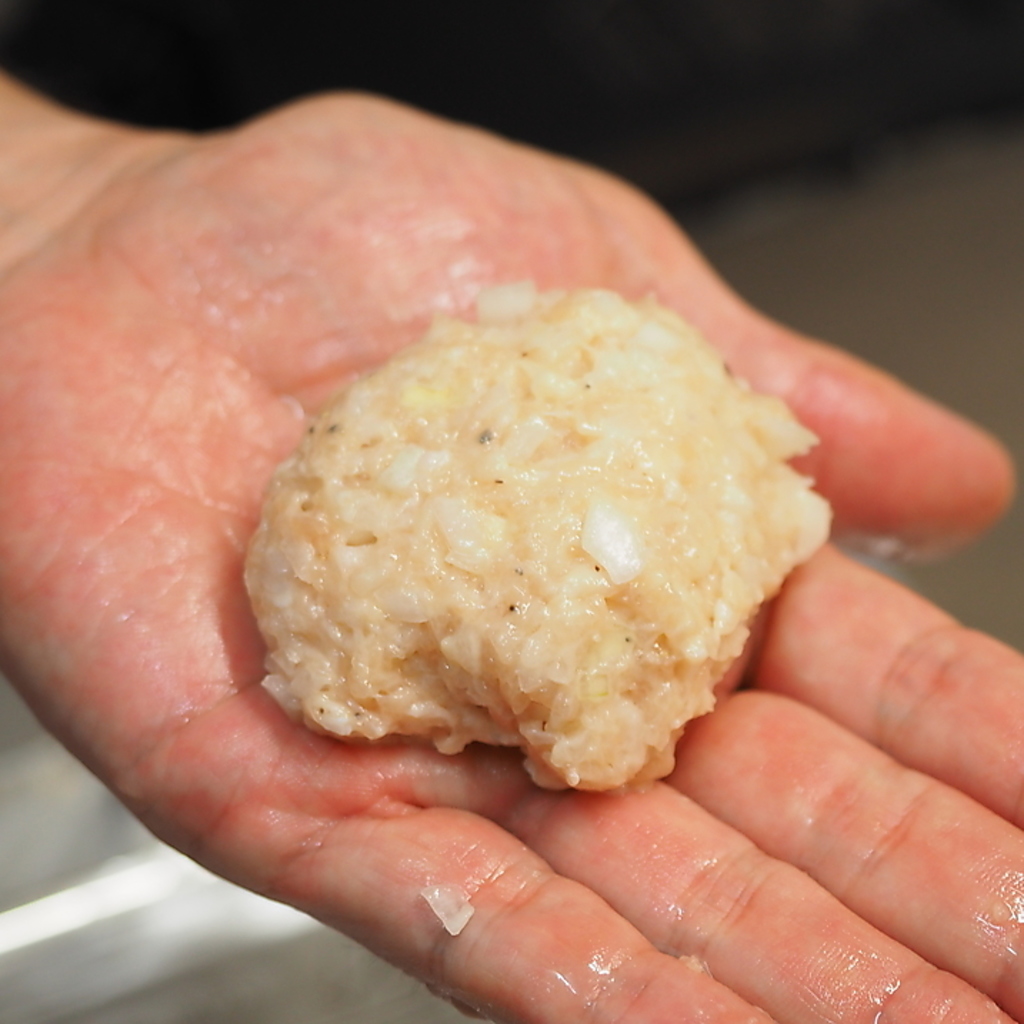 新鮮な鶏肉で毎日手仕込み。焼いたときの弾力が違います！