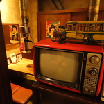 どこかレトロで暖かな雰囲気を感じさせる店内。お店の奥には6名様からご利用頂ける個室もございます