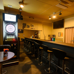 オシャレなカウンター席では、スタッフとの会話もお楽しみいただけます。お酒大好き・ダーツ大好き・聞き上手なスタッフがみなさまをお待ちしております。お一人でのご来店も、デートでのご利用も大歓迎。飲み足りない・遊び足りない時だけでなく、話し足りない時にもぜひお越しください。
