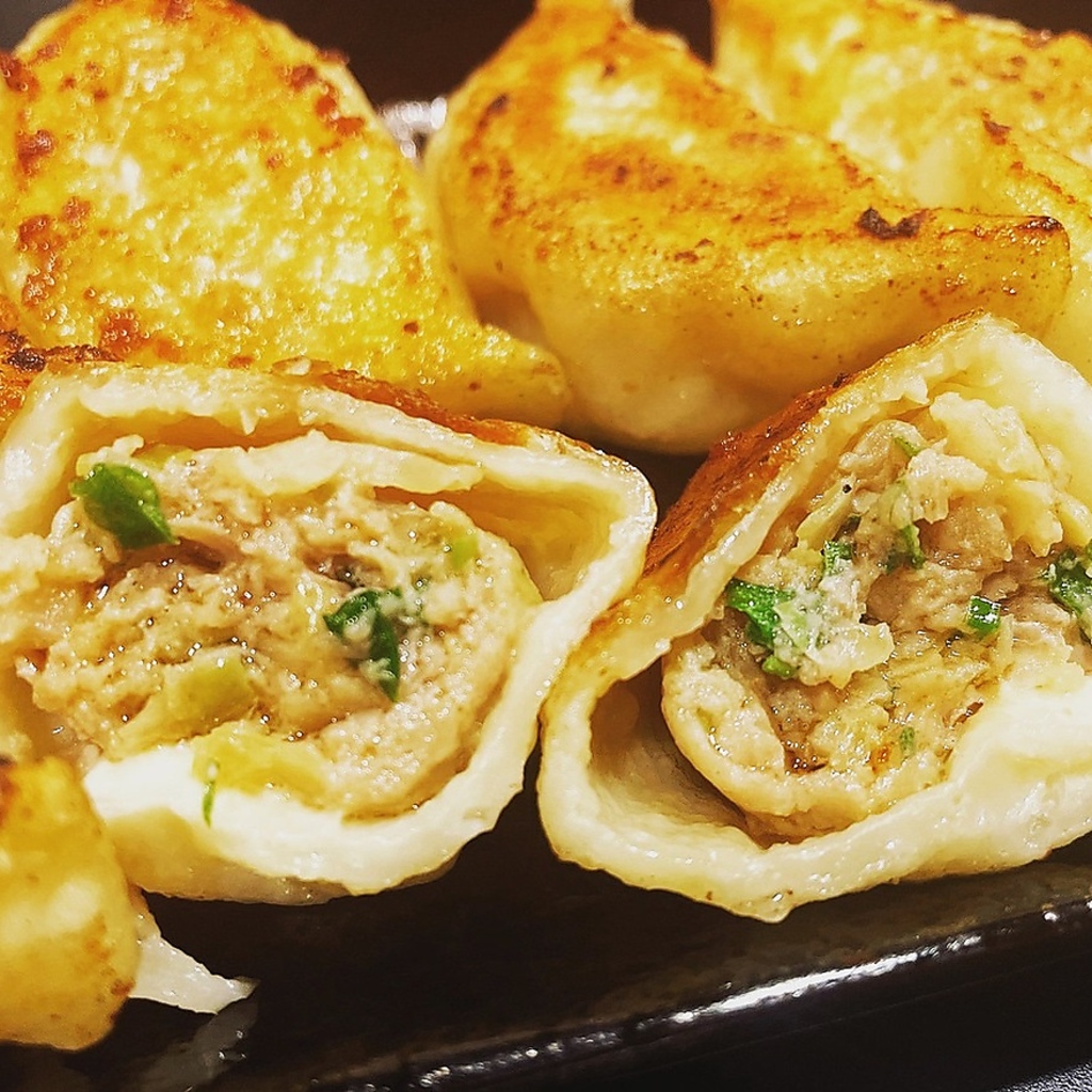 溢れだす肉汁にご注意ください！！熱々を ハフハフしながら頂く餃子は最高の時間♪お酒が進みます◎