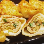 溢れだす肉汁にご注意ください！！熱々を ハフハフしながら頂く餃子は最高の時間♪お酒が進みます◎