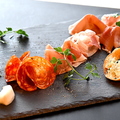 料理メニュー写真&nbsp;本日の生ハムとサラミの盛り合せ