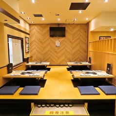 【幅広いシチュエーションに◎】2名様～団体様でも安心の掘りごたつ席もございます！貸切対応もお気軽に店舗までお問い合わせください♪和情緒が溢れる空間は接待や宴会など、様々な場面や用途に最適なプライベート空間です。お得なクーポンも多数ご用意しておりますのでお客様にぴったりのものをお選びください！