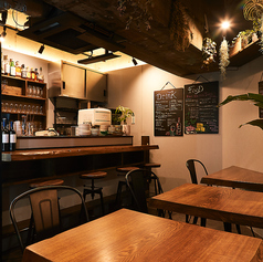 テーブル席2名×3席ご用意ございます。