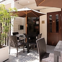 開放的なテラス席完備。風を感じながら食事を楽しむ