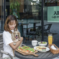 開放感のある店内、テラス席も