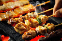 炭火でじっくり焼き上げた香ばしい焼き鳥を盛り合わせ！