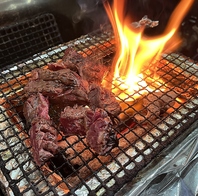 薪と炭を使ってお肉を焼いてます。