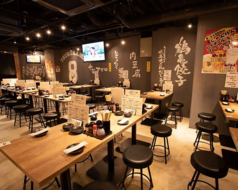 グループでのちょっとしたサク飲みや仲間とのご歓談に便利なテーブル席を多数ご用意しております。使い勝手の良い席配置となっており、少人数からまとまった人数のご宴会まで用途に合わせて柔軟にご案内が可能です。賑やかな雰囲気のなかで、自慢のお料理とお酒を心ゆくまで存分にお楽しみいただけます♪