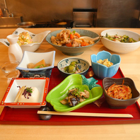 選べるおばんざいとお酒でごゆっくりおくつろぎください