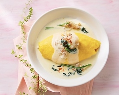 炭焼きチキンとほうれん草のクリームオムライス