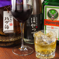 自家製リキュールや名護ワインなど希少な酒が勢揃い。こだわりの一品料理と共に大人の隠れ家で乾杯。