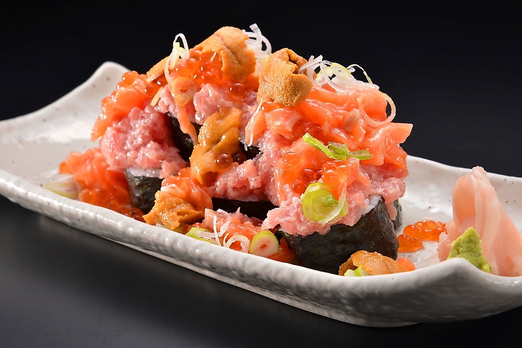 お皿からこぼれんばかりのいくら・まぐろ等々を楽しめる「海鮮こぼれ寿司」