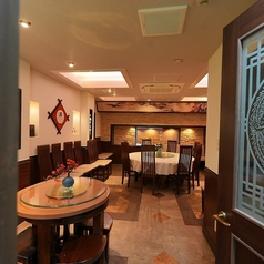 【半個室】落ち着いた照明と清潔感のある内装で、ゆったりとお食事を楽しめるのが魅力です♪ご夫婦でのランチやご友人とのカフェタイム、お仕事帰りの少人数での飲み会など、日常の様々なシーンで心地よくお過ごしいただける空間となっています◎