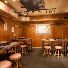 【貸切に◎】10～14名様の貸切にオススメ！！飲み放題付きコースをご用意しており、フロア貸切で周りを気にせずにお楽しみいただけます。友人や会社の宴会、二次会などにピッタリ！！