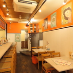 オレンジ色の暖簾とレトロなポスターが目を引く店内♪ご友人や家族と楽しいひと時をお過ごし下さい◎