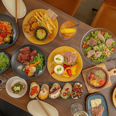 小皿料理からメインの肉料理、〆の名物グラタンまで、サク飲みからディナー使いも◎