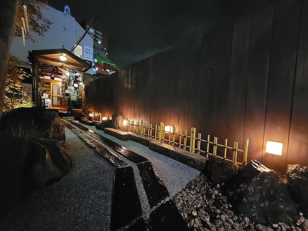 和の趣き溢れる入口です！皆様のご来店をお待ちしております。