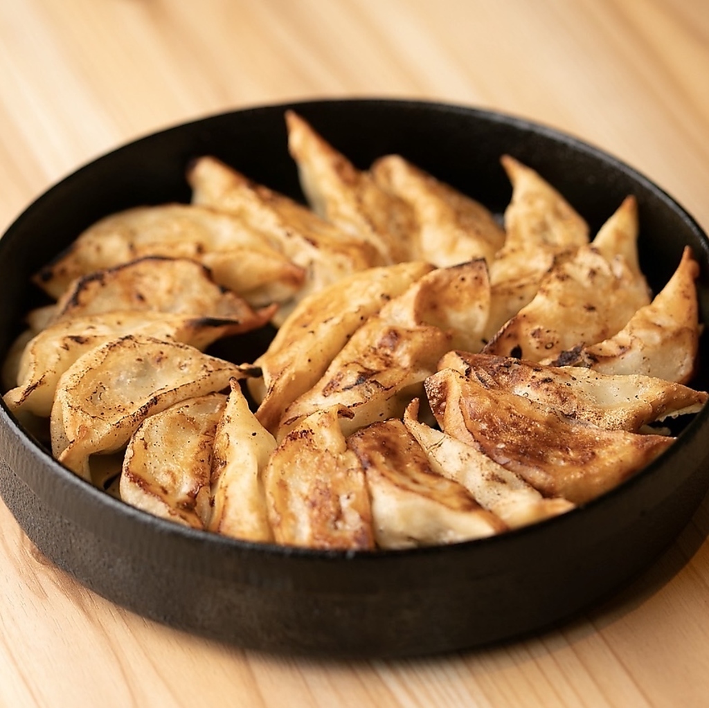 自慢の鉄鍋餃子！外は香ばしく、中はジューシー！鉄鍋で焼かれることで、底のカリカリがたまらない！