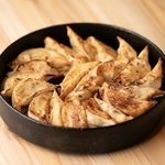 自慢の鉄鍋餃子！外は香ばしく、中はジューシー！鉄鍋で焼かれることで、底のカリカリがたまらない！