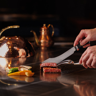 目の前のパフォーマンスと共にお料理をお楽しみください