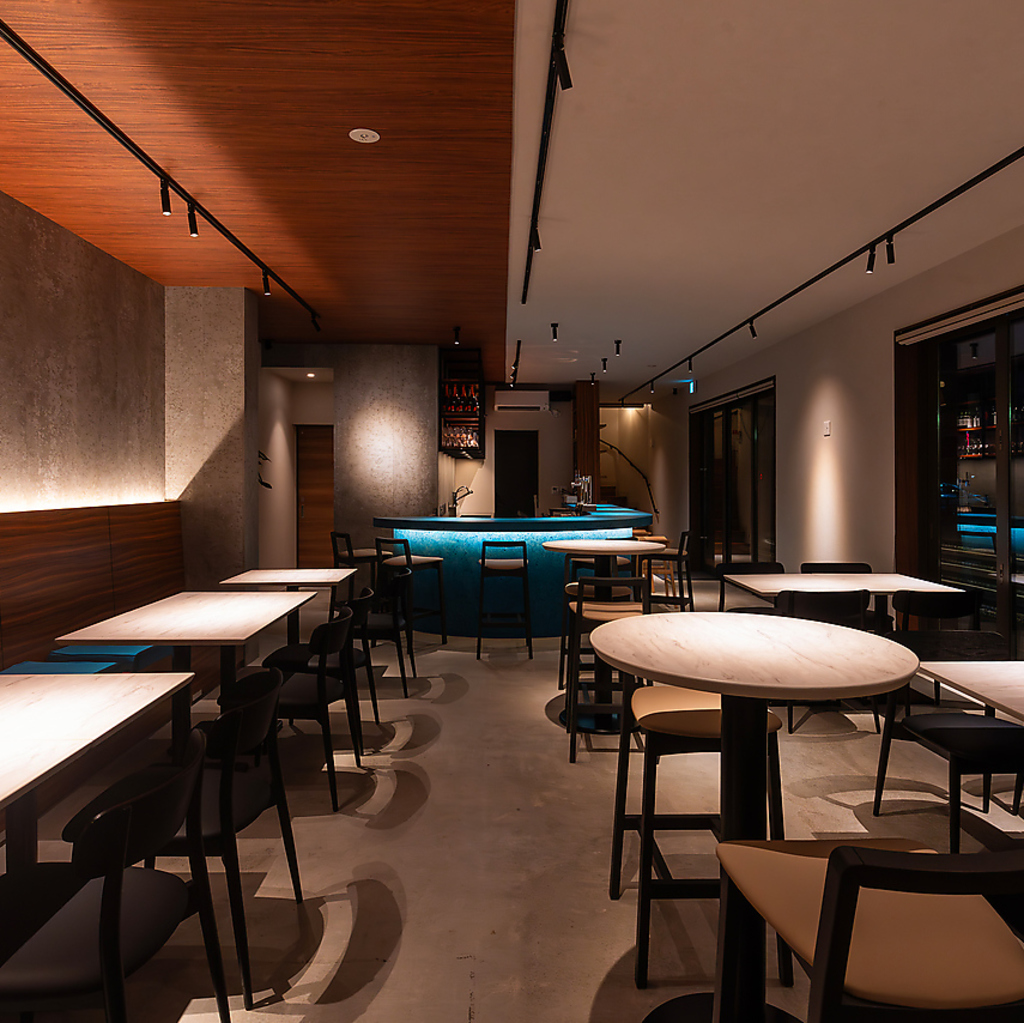 夜を楽しむ大人のための隠れ家的なお店、シックで落ち着いた雰囲気の店構えはどんなシーンにも最適