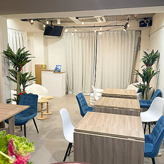 【元町・中華街駅から徒歩4分】元町ショッピングストリートにある、白を基調にした店内は、海の青をアクセントにしたお洒落な空間が広がっています♪