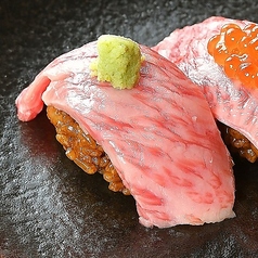 中国黒酢の和牛炙り肉寿司(2貫)