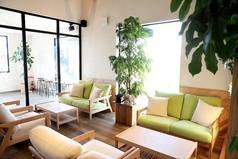 ゆったりお過ごしいただけるソファ席