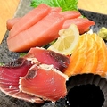 料理メニュー写真&nbsp;たこ、サーモン、かつおのたたきの盛合せ