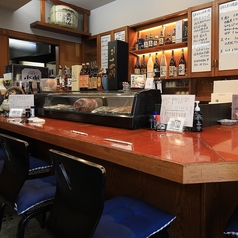 お1人様歓迎です！木目調のカウンター席では、仕入れた新鮮な食材が並び、目でも楽しめる空間が広がります。心地よい雰囲気の中で、おいしい料理の魅力を堪能できます♪