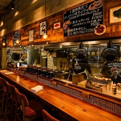 カウンター席の目の前は活気ある厨房！出来立てアツアツのお料理や新鮮な海ぶどうなどをすぐにご提供できるカウンター席は、同僚とのちょい呑みにも大変オススメです！