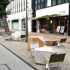 テラス席のみペット同伴可能◎おしゃれなストリートファニチャー（アート家具）を設置しているテラス席。風が気持ちいい開放感あふれるテラス席では、いつも以上に美味しい料理やビールが味わえるはず。青空の下で姫路城を眺めながらの1杯は格別！当店自慢の料理とご一緒にどうぞ！